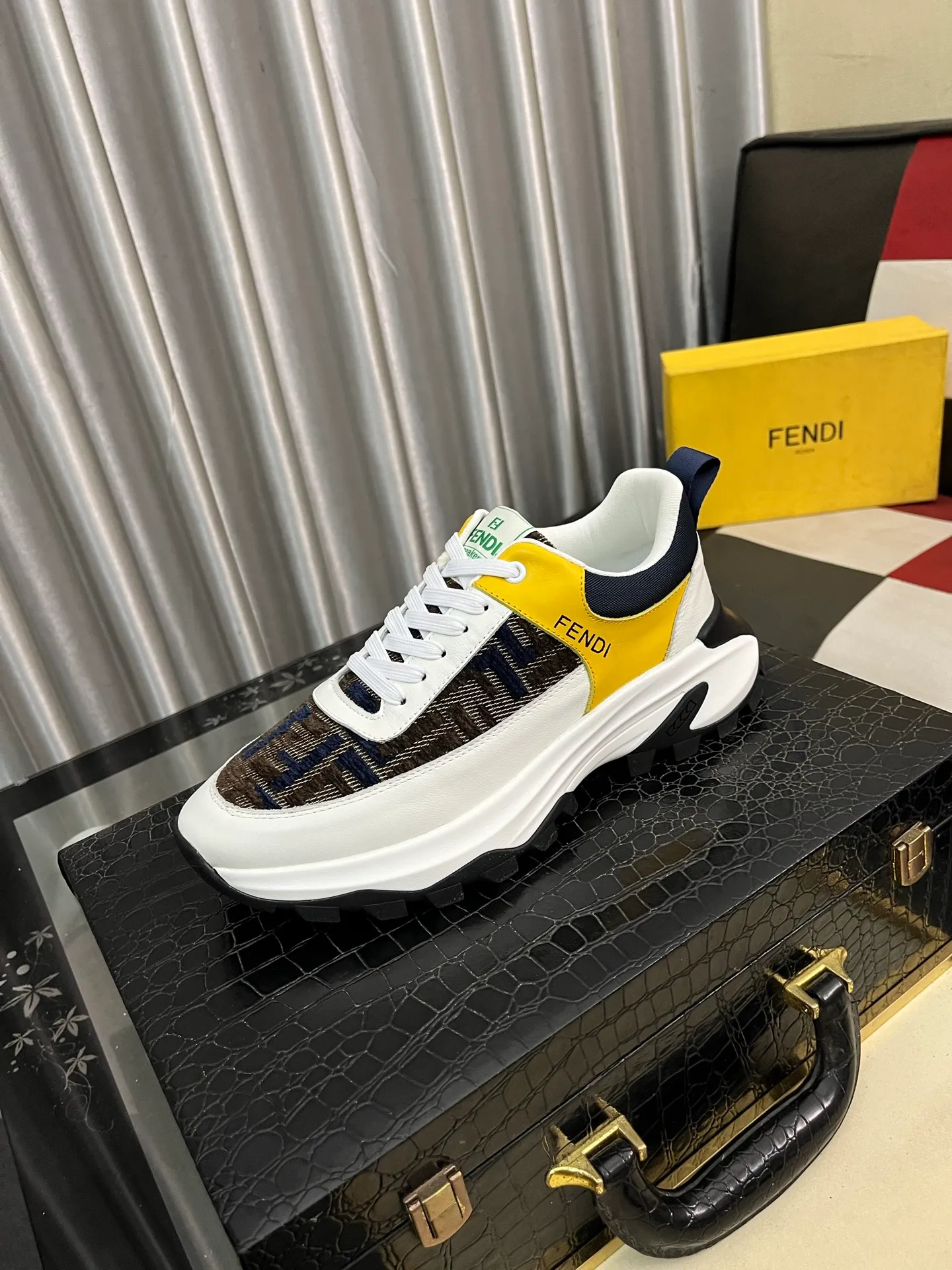 Men's Men's Shoes💰458⌚️⌚️[FENDI] Fendi's classic and comfortable men's, this complex sneaker is made of soft calfskin➕genuine leather lining➕original ultra-light rubber material with rough outsole. This unique light style is suitable for the casual and refined sensibility of this season. It is comfortable and natural on the feet. It is an everyday style for casual travel in autumn and winter! 38−443️⃣colors available